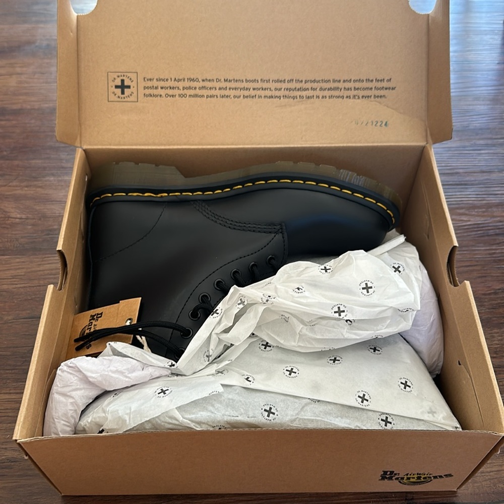 New in Box Dr. Martens Black Smooth Leather 1460 Lace-Up Boots - Picture 6 of 7